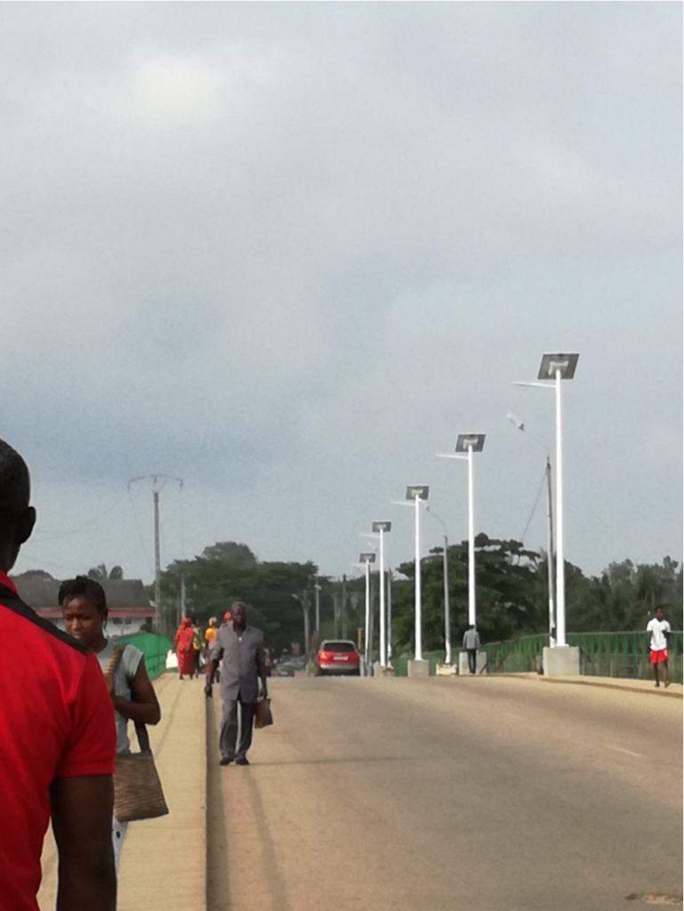 Côte d'Ivoire - lampadaire solaire COMBI TOP 5 - Pont de la victoire - Grand Bassam