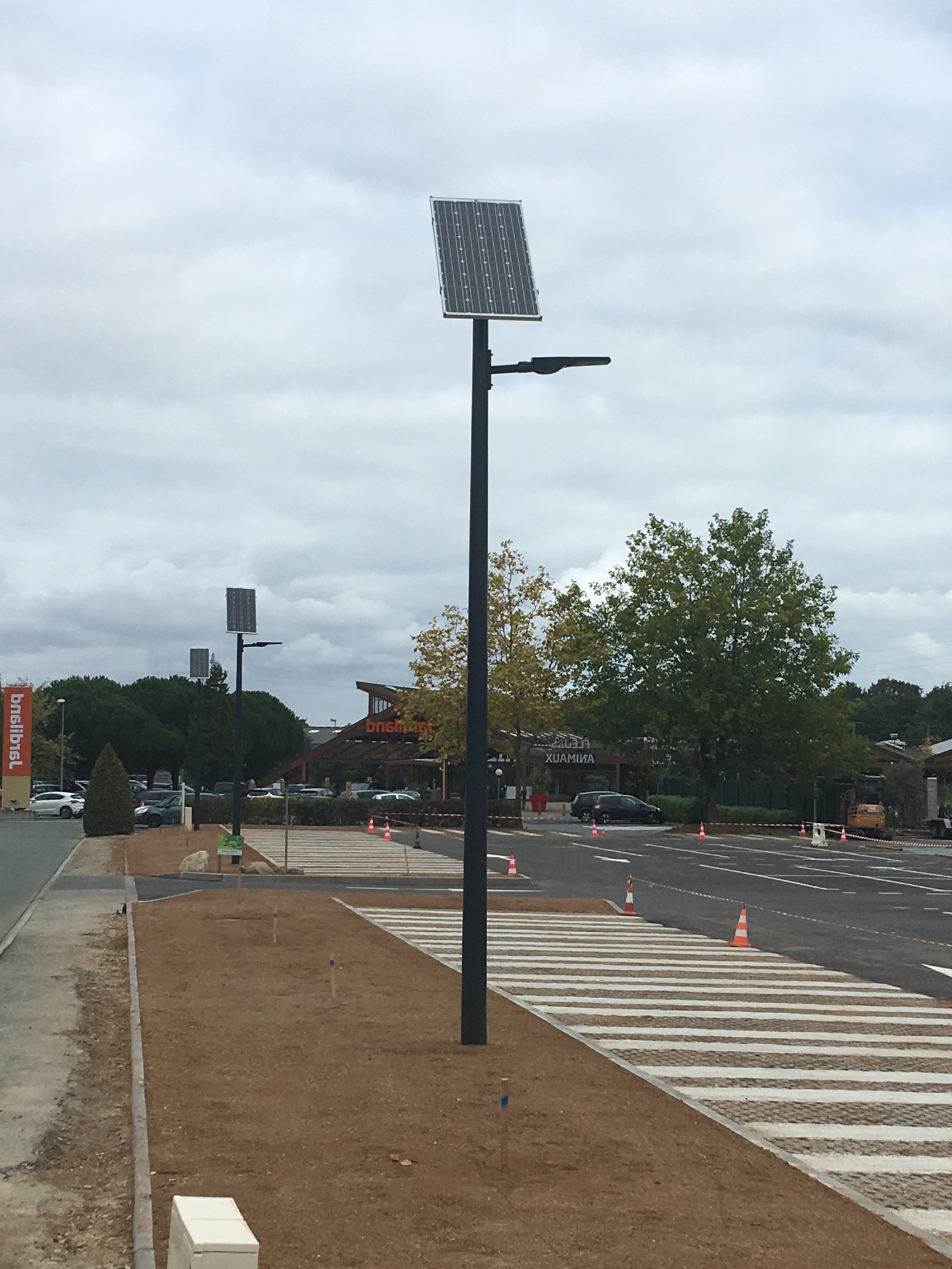 Lampadaire solaire pour parkings et rues pietonnes