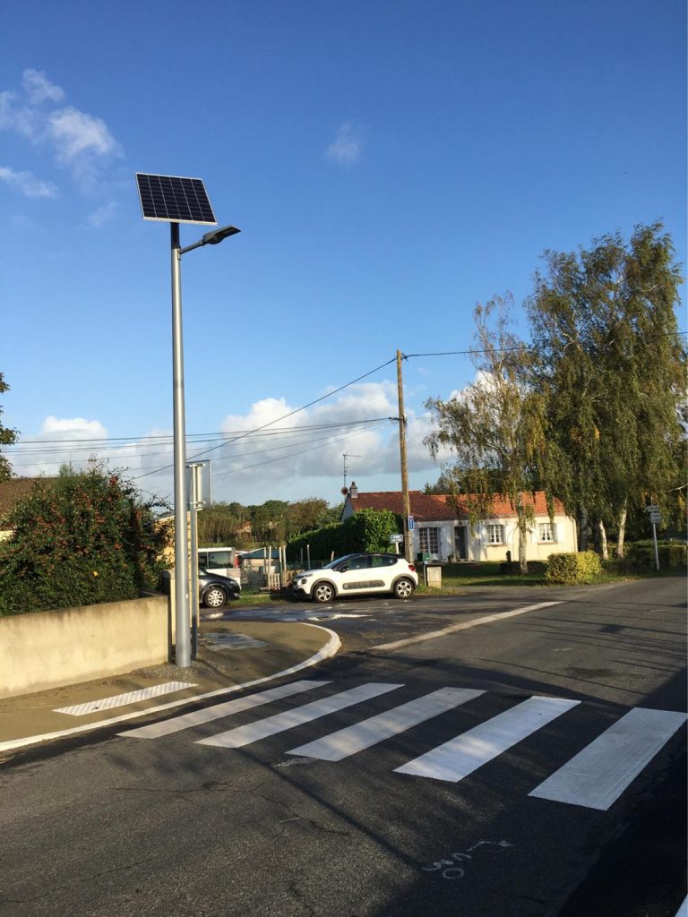 lampadaire solaire sécurise passage piéton à chaumes en retz