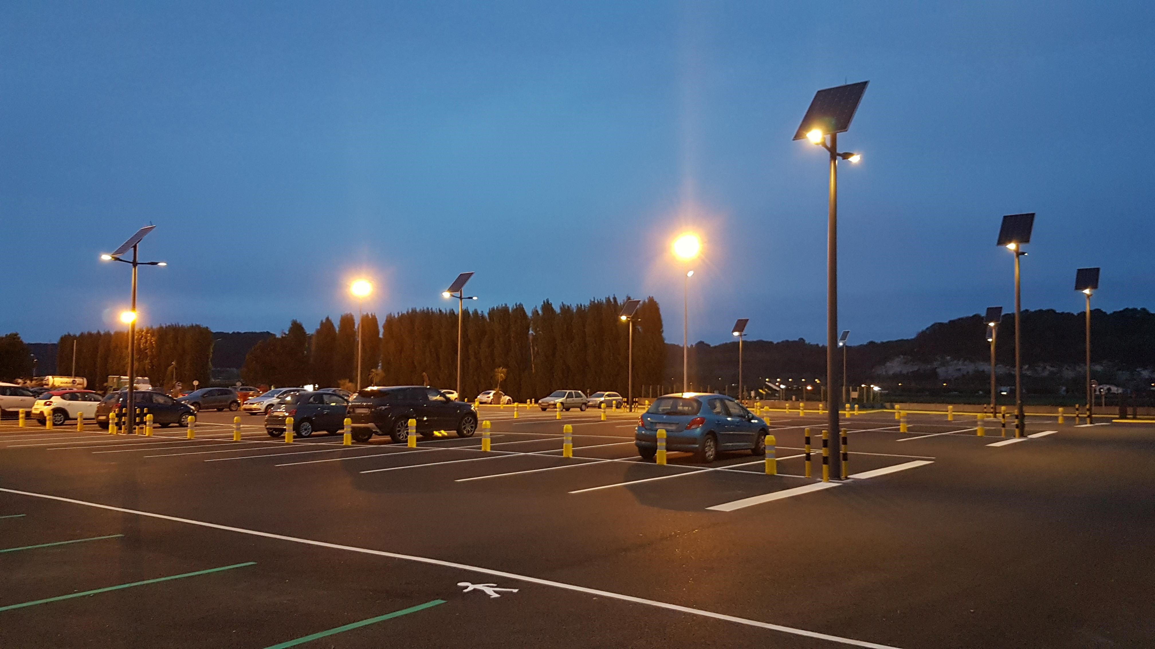 Lampadaire solaire pour parkings et rues pietonnes