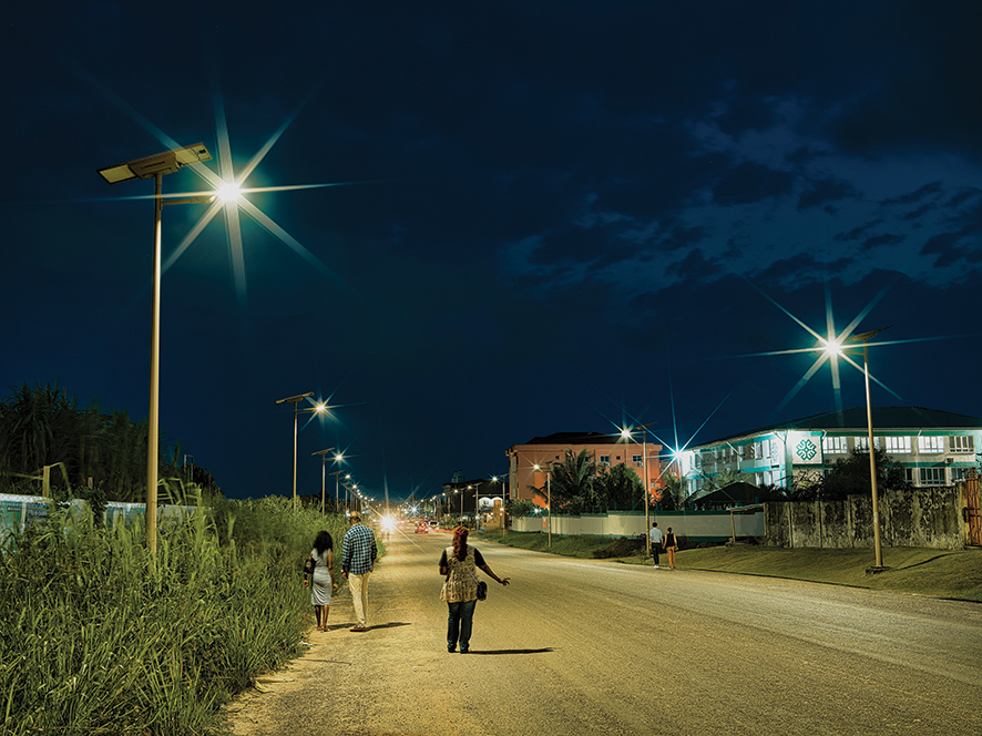 Grand axe et piétons