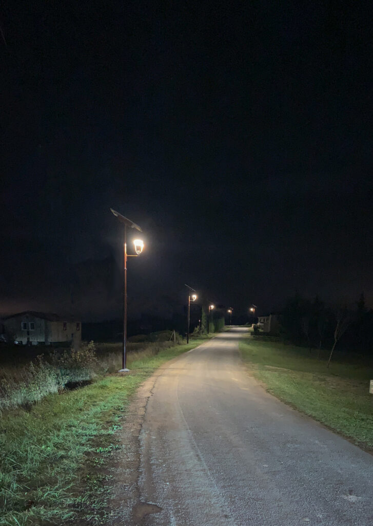 Les avantages de l' éclairage solaire, ici sur un chemin piétonnier