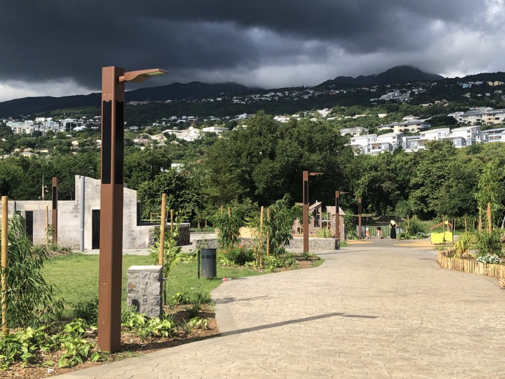 Un parc à la Réunion éclairé avec du raccordé réseau Ragni et du solaire Novéa
