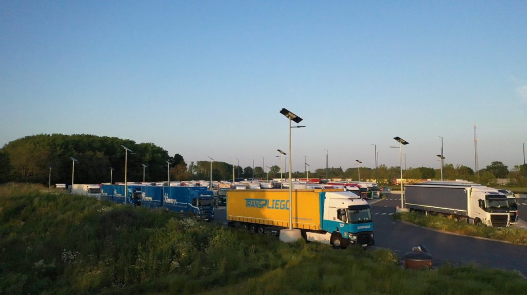 vue de la zone de stationnement de l'Aire de St Aybert où 34 candélabres solaires Novéa Energie ont été installés.