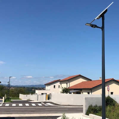Installation de lampadaires solaires dans un lotissement à Solaize (70) - Multi Top 3 | Luminaire: Tekk S