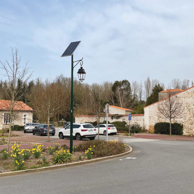 Lampadaires solaires pour un lotissement à Mareuil-sur-Lay-Dissais (85) - combi Top 3 | Luminaire: Tropezienne Vence