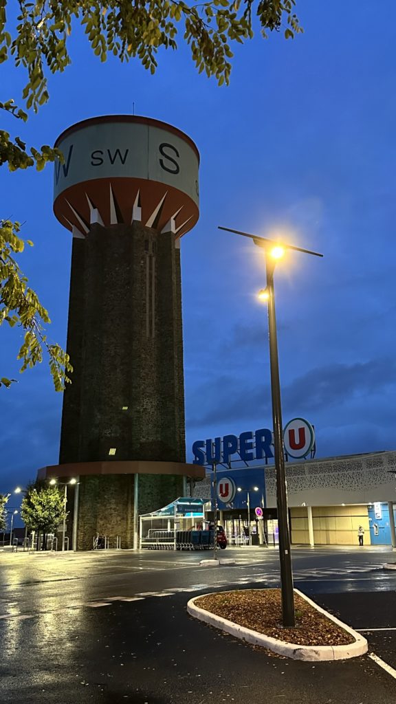 Combi Top 5+ gris anthracite double feu de Novéa Energies installé sur le parking du Super U de St-Gilles-Croix-de-Vie en Vendée.