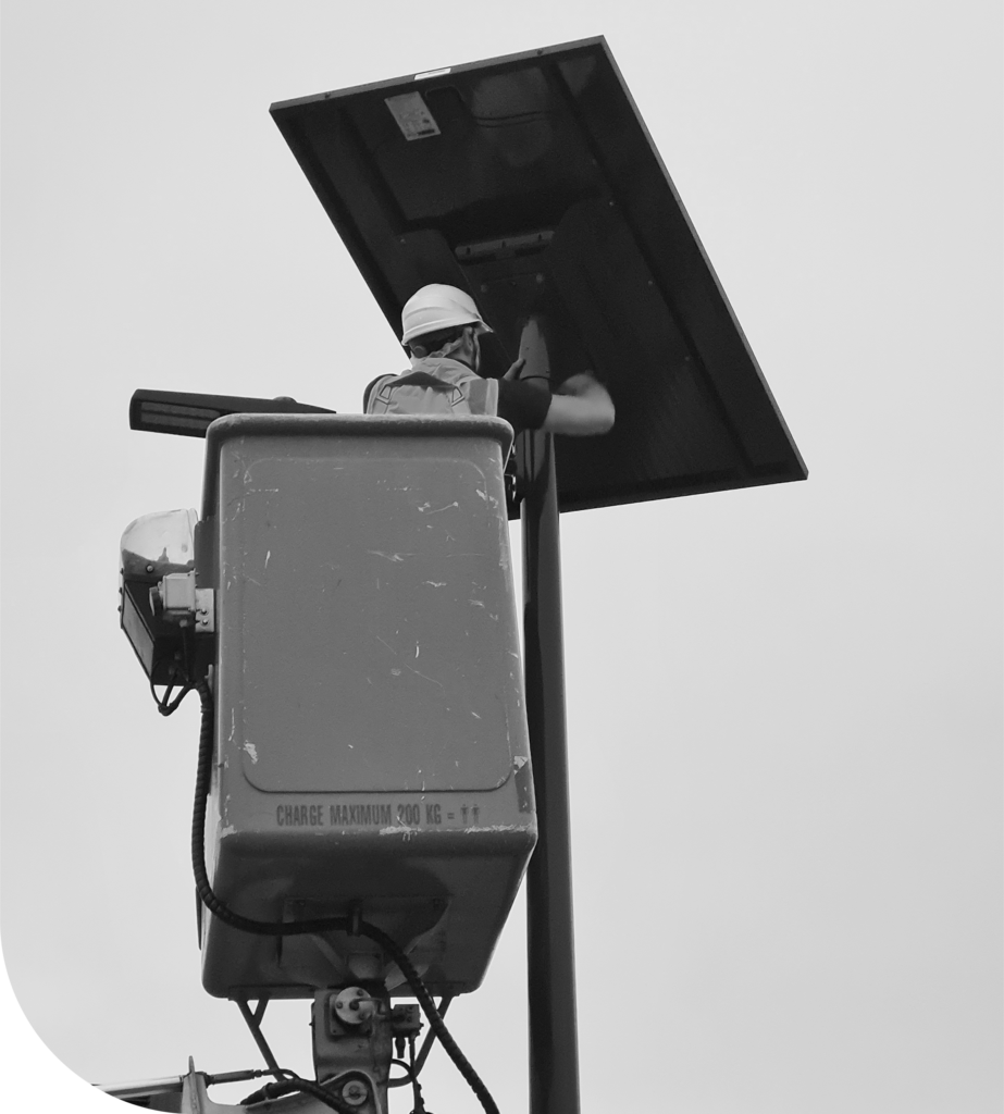 Installation d'un lampadaire solaire autonome Novéa Energies
