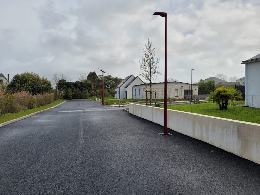 Rue de lotissement éclairé par 3 centrales solaires alimentant 17 points lumineux