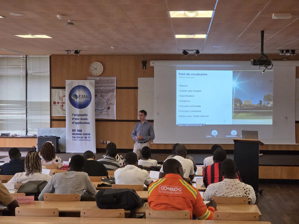 Les &eacute;tudiants install&eacute;s dans l'amphit&eacute;&acirc;tre de L&rsquo;&Eacute;cole des Mines et de la M&eacute;tallurgie de Moanda-Gabon (E3MG) pendant la pr&eacute;sentation d'Olivier Amerger, ing&eacute;nieur en &eacute;lectronique chez Nov&eacute;a Energies